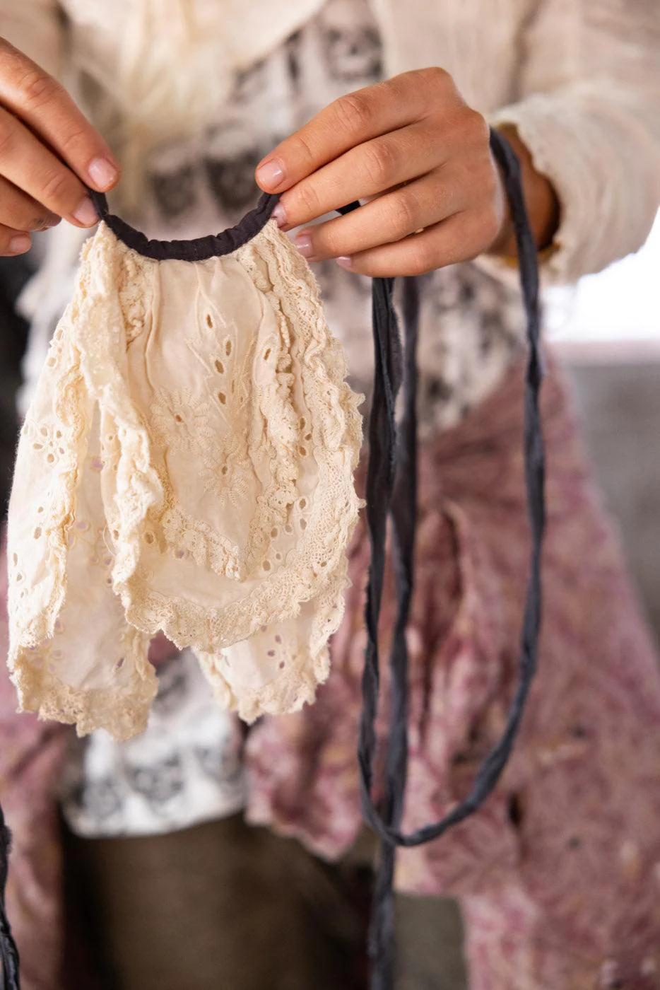 Eyelet Fairen Jabot - Image 4